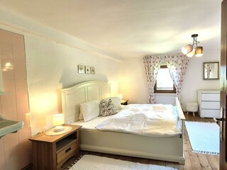 Schlafzimmer mit Doppelbett mit Waschbecken