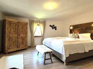 Schlafzimmer mit Doppelbett und Kasten