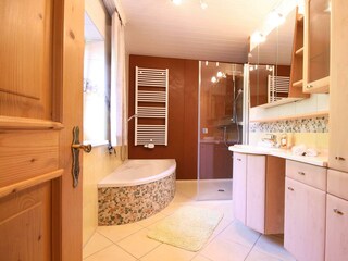 Badezimmer mit Dusche und Badewanne