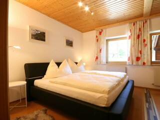 Schlafzimmer mit Doppelbett