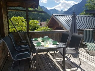 Gedeckter Terrassentisch