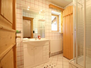 Badezimmer mit Dusche und Waschbecken