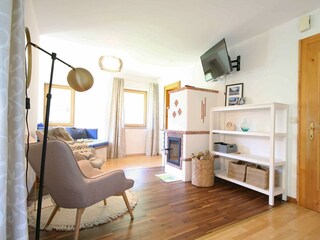 Wohnzimmer mit TV und Kachelofen