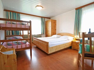 Vierbettzimmer mit Doppe-und Stockbett