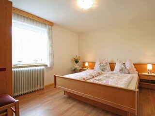 Schlafzimmer mit Doppelbett