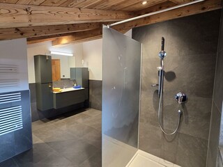 Bad mit Dusche, WC und Waschbecken