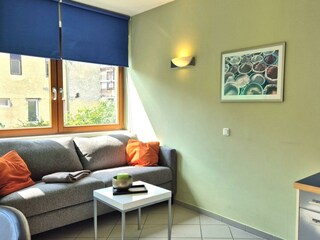 Wohnküche mit Flat-TV und Couch Top 2