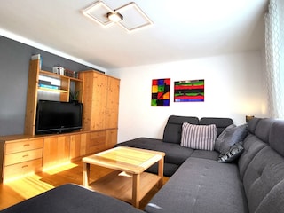 Große Couch und Flat TV
