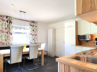 Küche mit Durchgang zum Wohnzimmer
