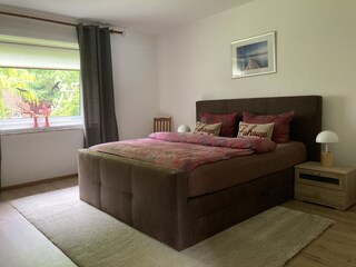 Schlafzimmer im EG mit Doppelbett (180x200m)