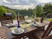 Terrasse mit Blick auf den Garten und See