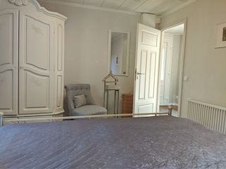 Schlafzimmer mit Blick in den Flur