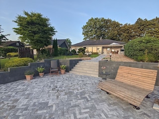 Blick von der Garten- bzw. Seeseite, untere Terrasse