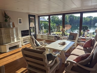 Wohnzimmer mit Panoramafenster zum See