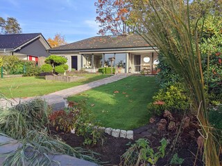 Blick auf das Haus und Garten Seeseite