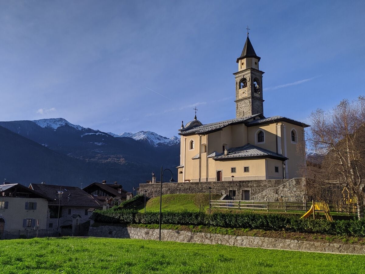 Blick von Kirche zur Adamello und Pressanella Glaetsche