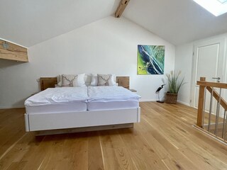 Das große Schlafzimmer im Dachgeschoss