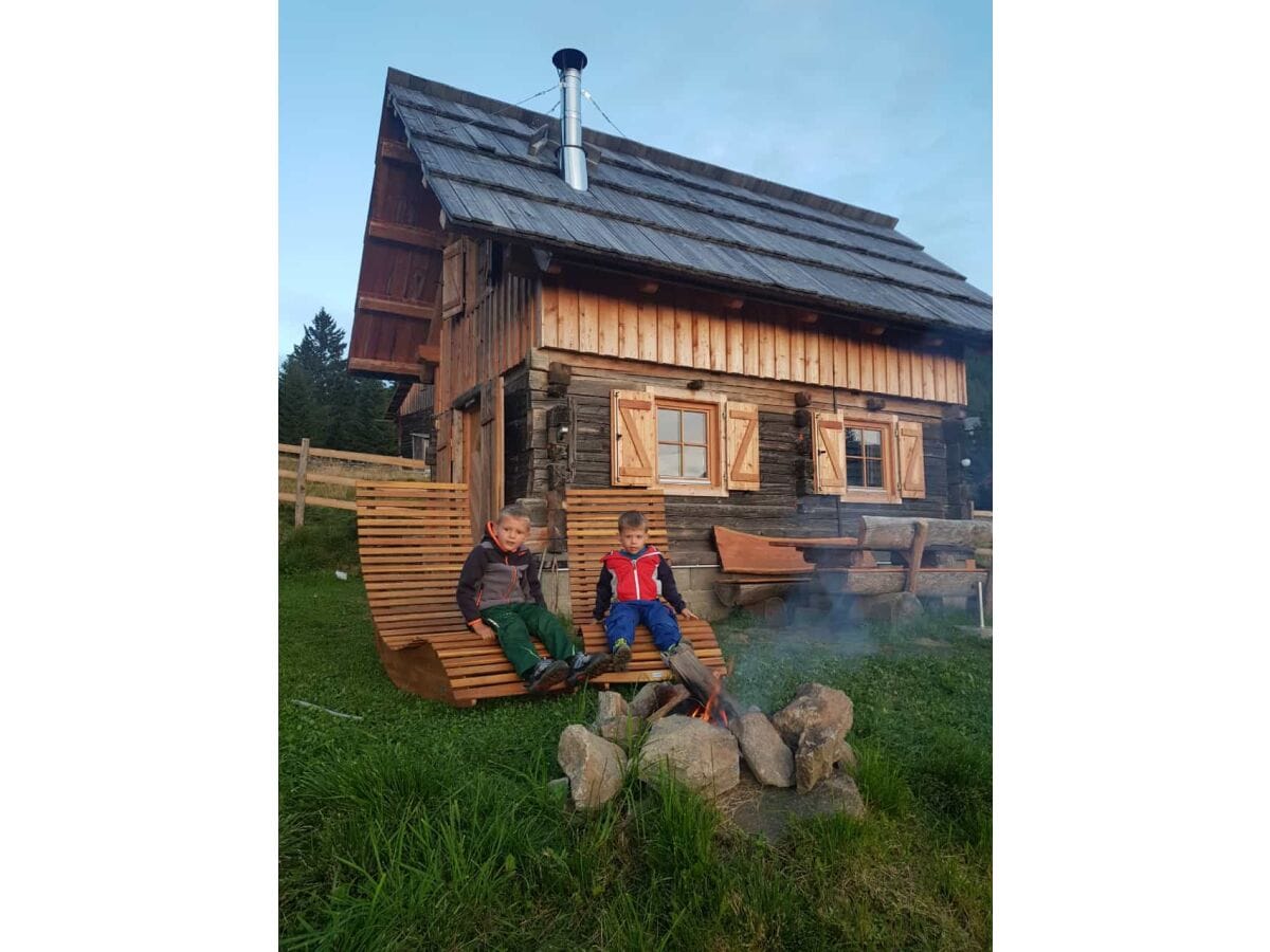 Lagerfeuer vor der Hütte