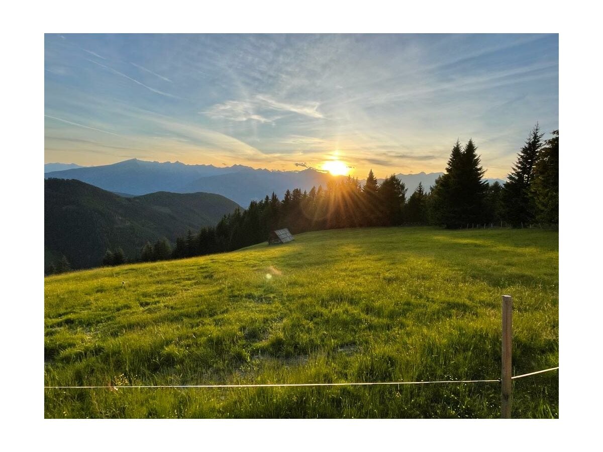 Sonnenuintergang vor der Hütte