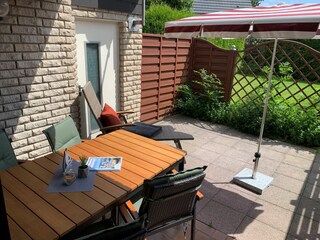 Terrassenplatz mit Garten.