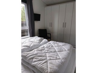 Schlafzimmer mit gr. Kleiderschrank, Fernseher