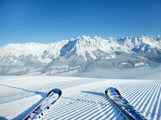 Wilder-Kaiser_frisch-gewalzte-Piste-mit-Blick-zum-