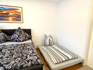 kleine Schlafcouch im Schlafzimmer