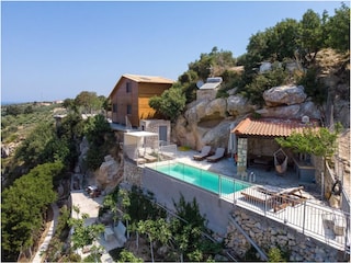 Video ansehen auf YouTube" Vara house on the rocks"
