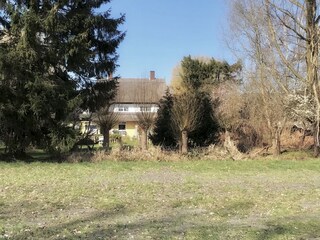 Ganz versteckt liegt das Haus inmitten von Obstgärten