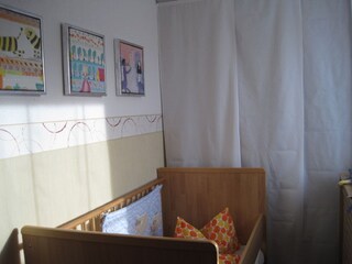 Kleinkinderzimmer, das an das Schlafzimmer anschließt