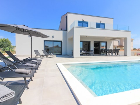 Villa Esire with private pool