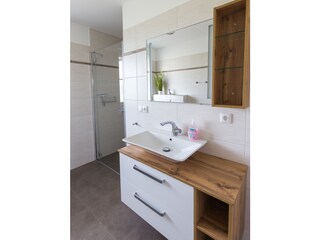 Bad mit begehbarer Dusche