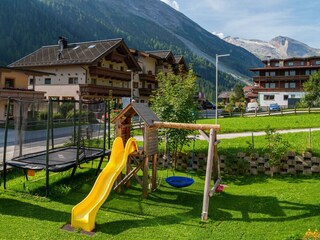 Spielplatz mit Trampolin Apartments Egger Tux