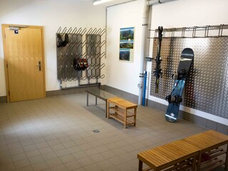 Schiraum mit Schuhtrockner, im Sommer Bikeraum