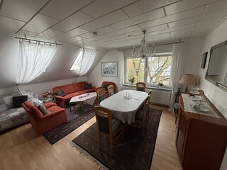 Wohnzimmer mit Esstisch