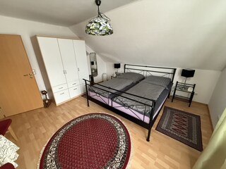 Schlafzimmer 1 mit Kingsize Bett