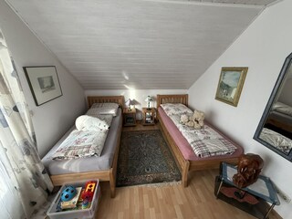 Schlafzimmer mit zwei Einzelbetten