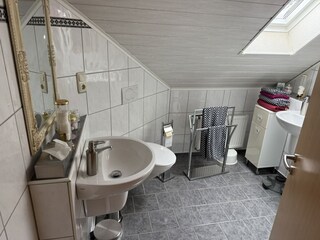 Badezimmer mit zwei Waschbecken