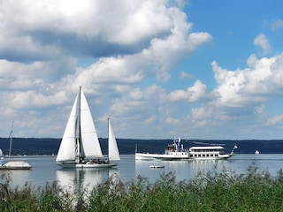 Am See spazieren gehen