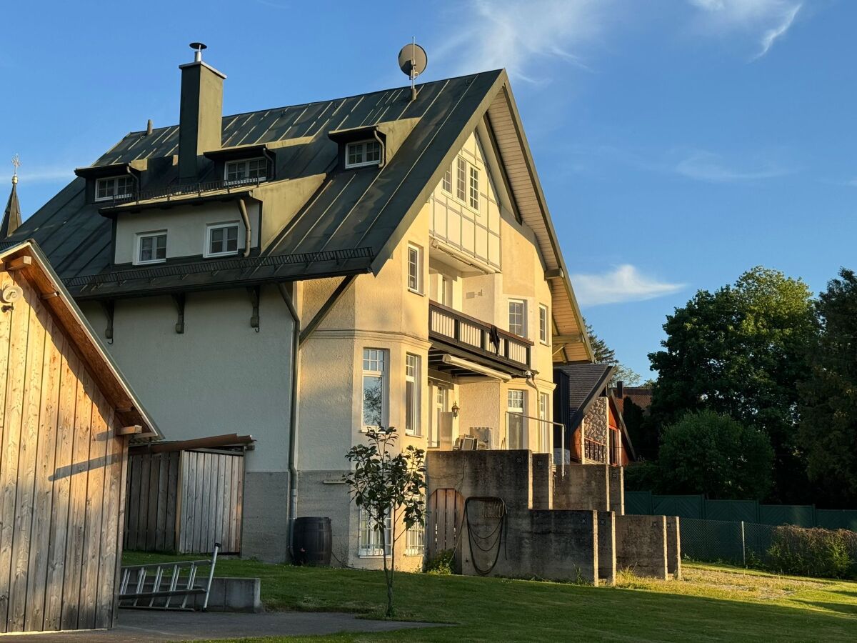 Haus, abschl Fahrrad Hütte und ganz Links Grill-Hütte