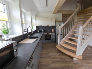 Küchenbereich im OG mit Treppe zum DG