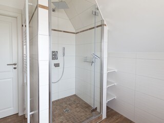 begehbare Dusche im DG FeWo Hiddenseeblick