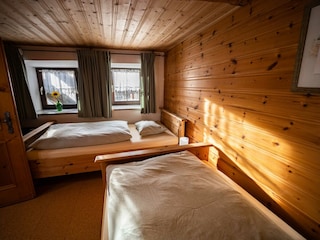 Babybett in beiden Schlafzimmer zustellbar