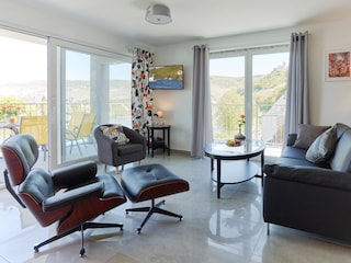 Wohnzimmer mit Blick auf das Moseltal und Burgruine