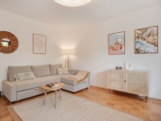 Wohnzimmer mit ausziehbarer Schlafcouch