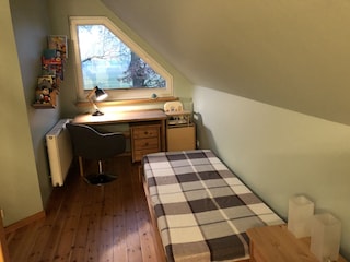 Schlafzimmer obere Etage mit Schreibtisch