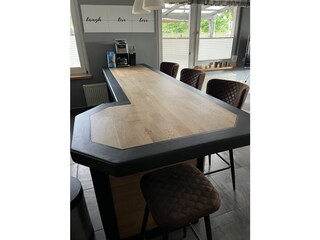 Tresen mit 6-7 Sitzgelegenheiten