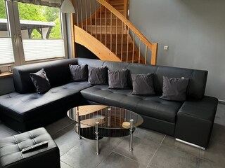 Ledercouch mit 7 Sitzgelegenheiten und Tisch