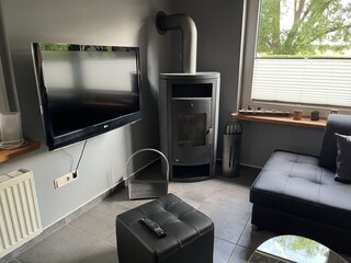 Kaminofen und Kabel-Fernseher TV und Radio