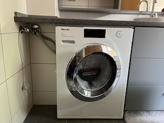 Bad unten Wasch-Trockner Miele neu 06/2025